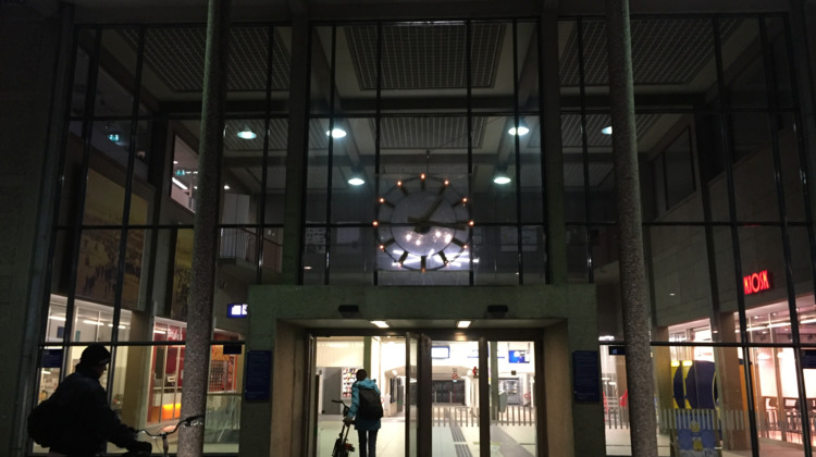 Haasten voor niks: de stationsklok is al een tijdje stuk