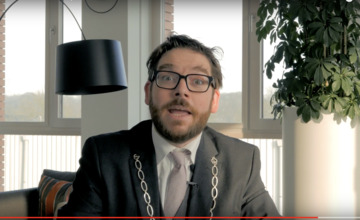 Brief van Lochemse burgemeester aan jonge stemmers (inclusief 06-nummer)