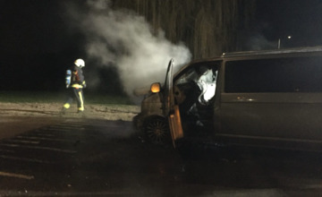 Busje in brand op de Pothof in Brummen