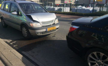 Auto's knallen op elkaar bij Polplein