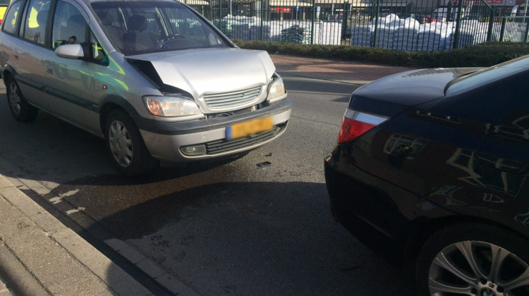 Auto's knallen op elkaar bij Polplein