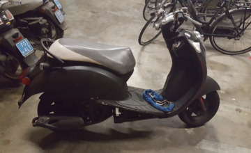Scooterrijder zonder rijbewijs betrapt met gestolen scooter