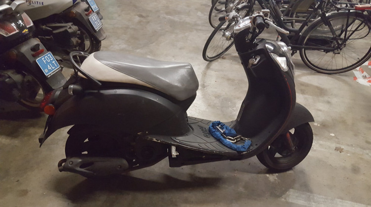 Scooterrijder zonder rijbewijs betrapt met gestolen scooter