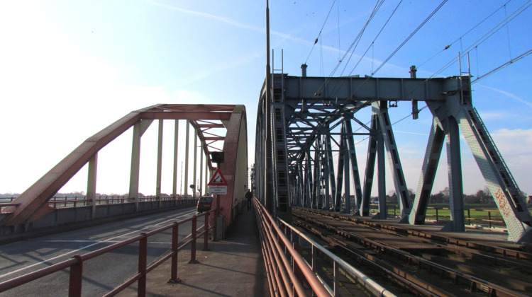 'Verlichting voetpad Oude IJsselbrug onvoldoende'