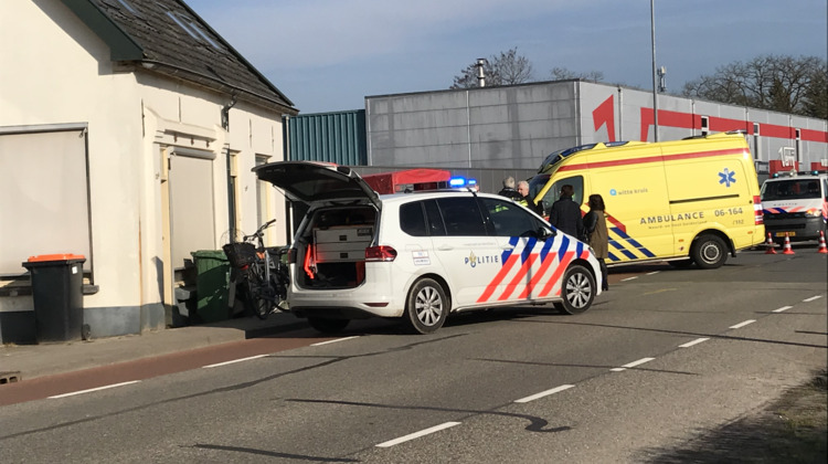 Automobilist raakt bromfietser