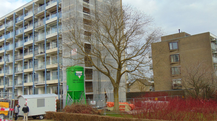 Zutphense flats in de steigers na stormschade van eerder dit jaar