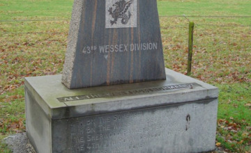 Overdracht van zorg voor oorlogsmonument Somerset op 3 april