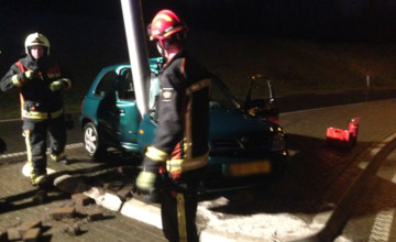 Automobilist vliegt uit de bocht en knalt tegen lantaarnpaal op N348