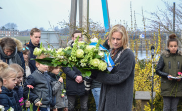 Zutphen herdacht laffe oorlogsdaad op de IJsselkade