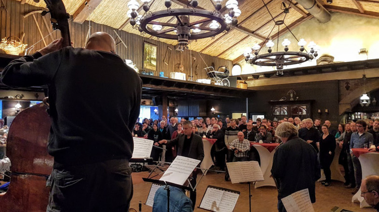 Drukte bij herdenkingsconcert voor trompettist Rini Swinkels