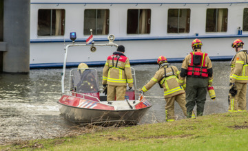 Schipper onwel op IJssel, hulpdiensten zetten reddingsactie op touw