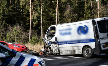 Ongeluk met vrachtwagen, bestelbus en personenauto's op N346