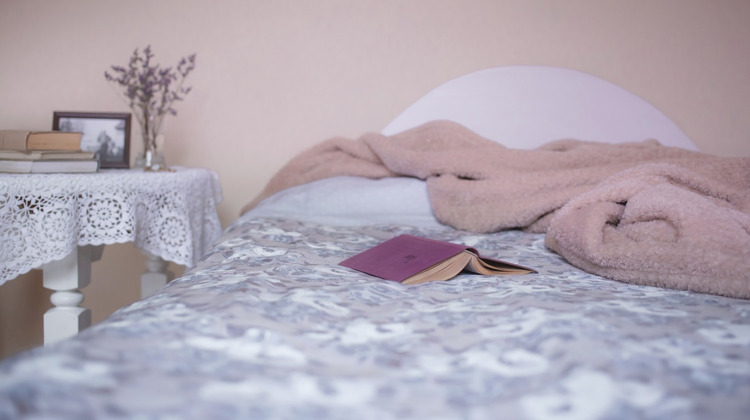 Inbreker verstopt zich onder bed, maar net niet goed genoeg