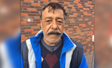 Laffe dief steelt portemonnee van straatmuzikant