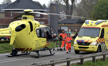 Traumahelikopter landt op N348 in Brummen voor zwaargewonde man 