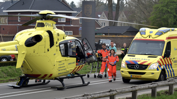 Traumahelikopter landt op N348 in Brummen voor zwaargewonde man 