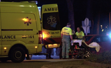 Vrouw aangereden, agent brengt fiets naar huis