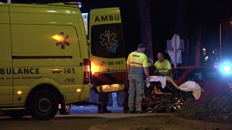 Vrouw aangereden, agent brengt fiets naar huis