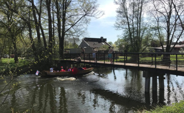 Lof voor kids die fluisterboot-passagiers een nat pak geven
