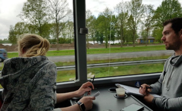 Politie probeert met touringcar telefonerende truckers te pakken