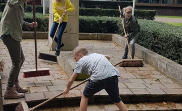 Leerlingen Brummense basisschool maken monument schoon