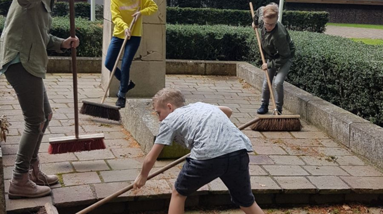 Leerlingen Brummense basisschool maken monument schoon